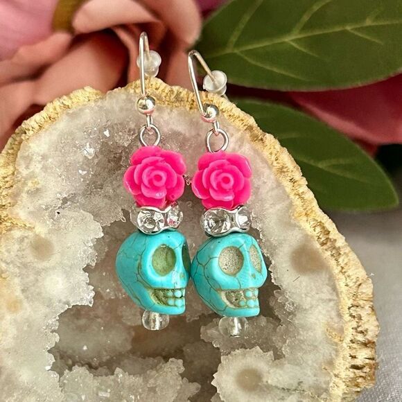 Howlite Scull Day Of the Dead Halloween Dangle Earrings - Picture 6 of 6